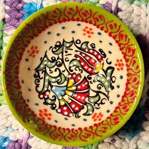 1 Qty HandPainted Ceramic Bowl.
3" diameter by 1 1/2" depth.1970’s Turkey